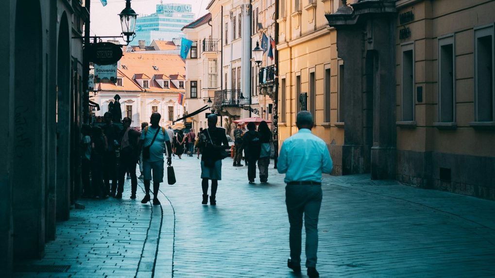 Za lepšie zarábajúcich ľudí budú musieť zamestnávatelia platiť vyššie odvody