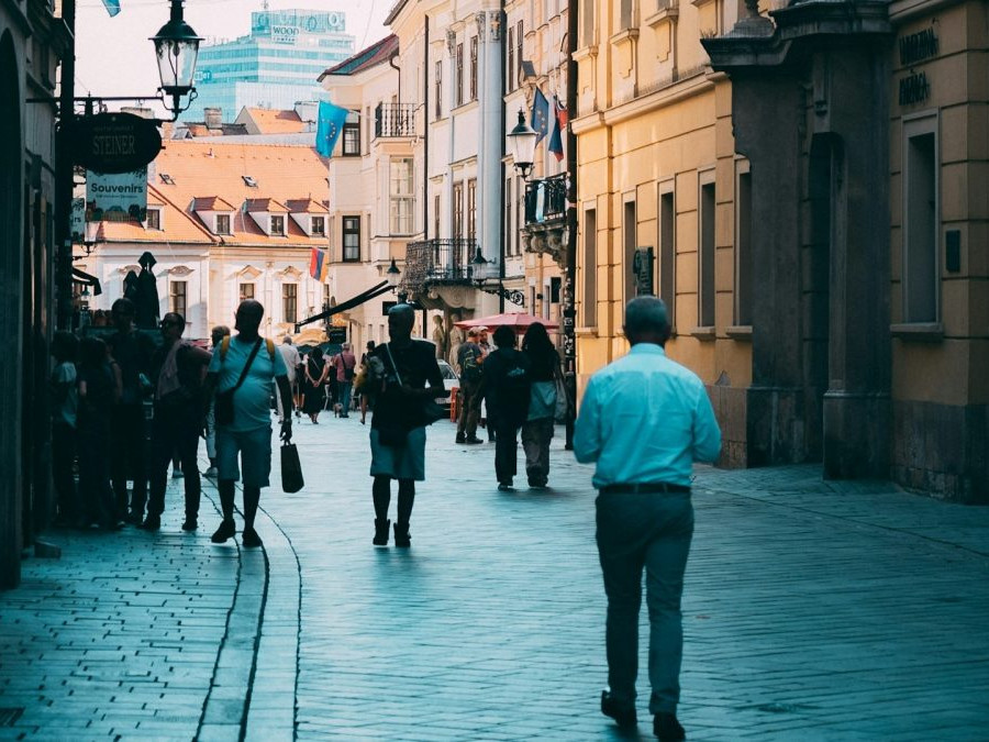 Za lepšie zarábajúcich ľudí budú musieť zamestnávatelia platiť vyššie odvody