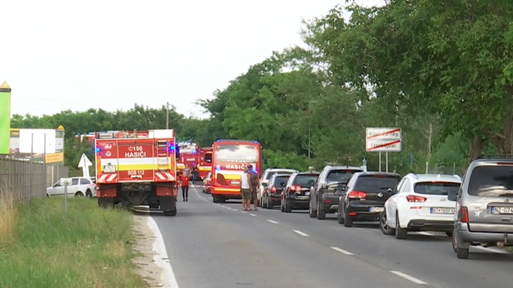 Chyba výpravcu stála sedem životov: Nehoda vlaku a autobusu pri Nových Zámkoch z konca júna má vinníka