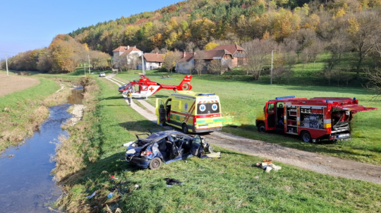 Auto sa prevrátilo a vyletelo mimo vozovky.