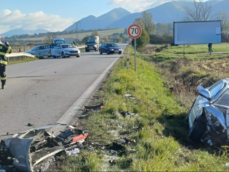 Vážna dopravná nehoda troch áut pri Žiline si vyžiadala život spolujazdkyne