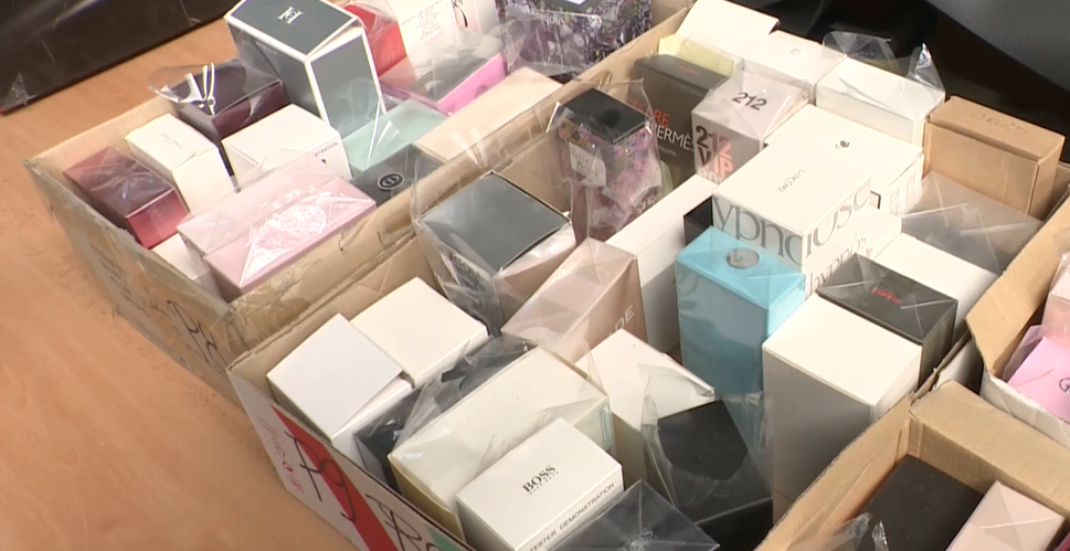 Colníci zaistili tisíce falošných parfumov, ich hodnota prevyšuje 1,5 milióna