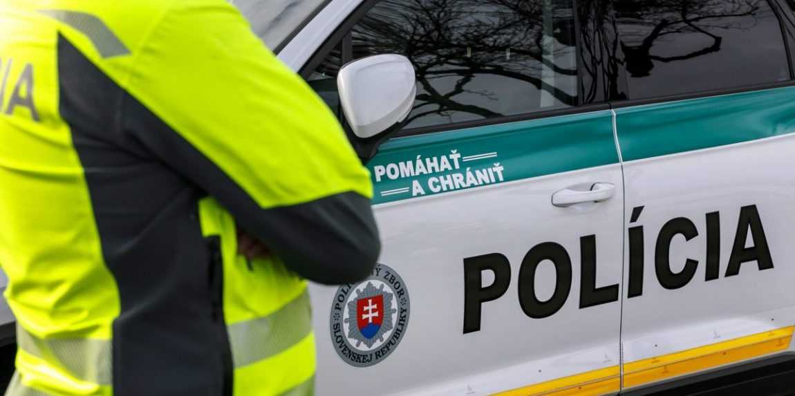 policajt a policajné auto