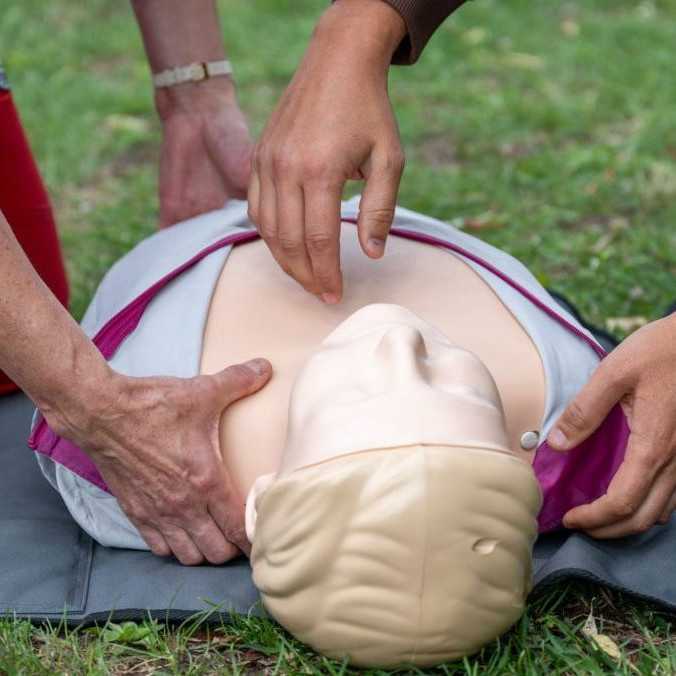 Prvú pomoc pri zástave srdca dostane len jeden z piatich postihnutých. Ako poskytnúť resuscitáciu, aj keď to neviete?