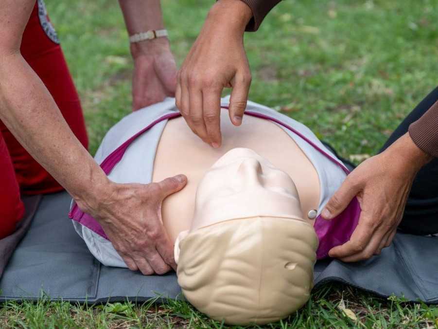 Prvú pomoc pri zástave srdca dostane len jeden z piatich postihnutých. Ako poskytnúť resuscitáciu, aj keď to neviete?