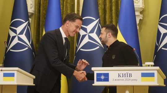 Na snímke Mark Rutte a Volodymyr Zelenskyj.