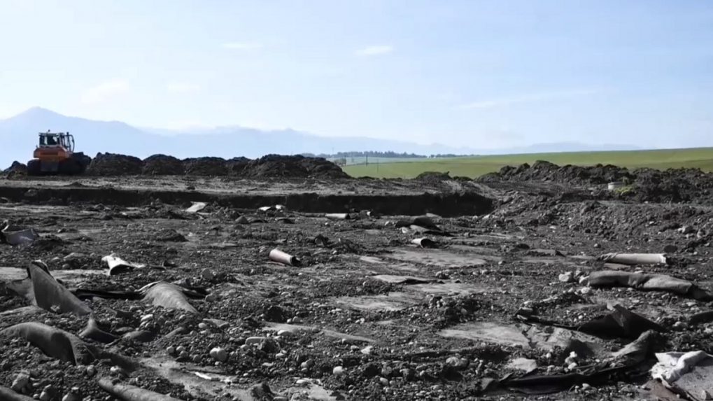 Zo skládky odpadu v Liptovskom Mikuláši uniká kontaminovaná voda. Mesto ju musí nanovo zakryť