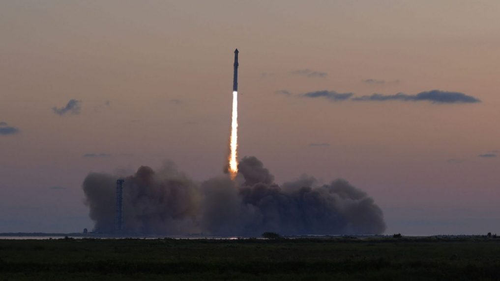 VIDEO: SpaceX úspešne ukončila piaty test kozmickej lode Starship, nosná raketa sa vrátila na štartovaciu rampu