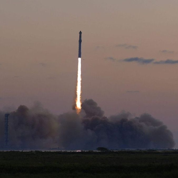 VIDEO: SpaceX úspešne ukončila piaty test kozmickej lode Starship, nosná raketa sa vrátila na štartovaciu rampu