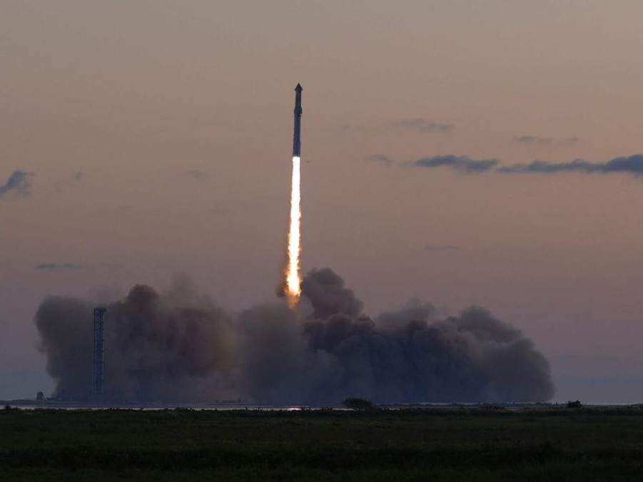 VIDEO: SpaceX úspešne ukončila piaty test kozmickej lode Starship, nosná raketa sa vrátila na štartovaciu rampu