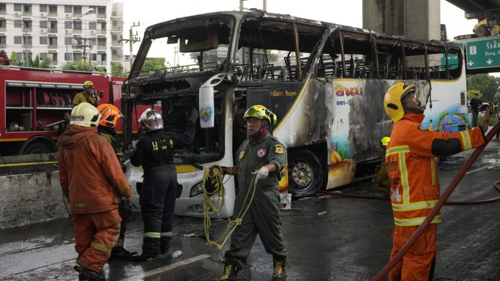 V Bangkoku zhorel školský autobus, ktorý prevážal školákov na výlet. O život prišlo 23 detí