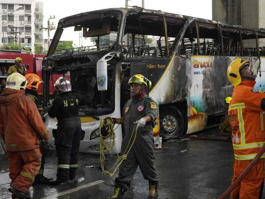 V Bangkoku zhorel školský autobus, ktorý prevážal školákov na výlet. O život prišlo 23 detí