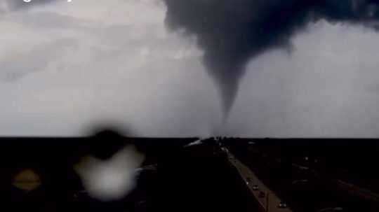 Tornádo pri diaľnici I-75 na Floride.