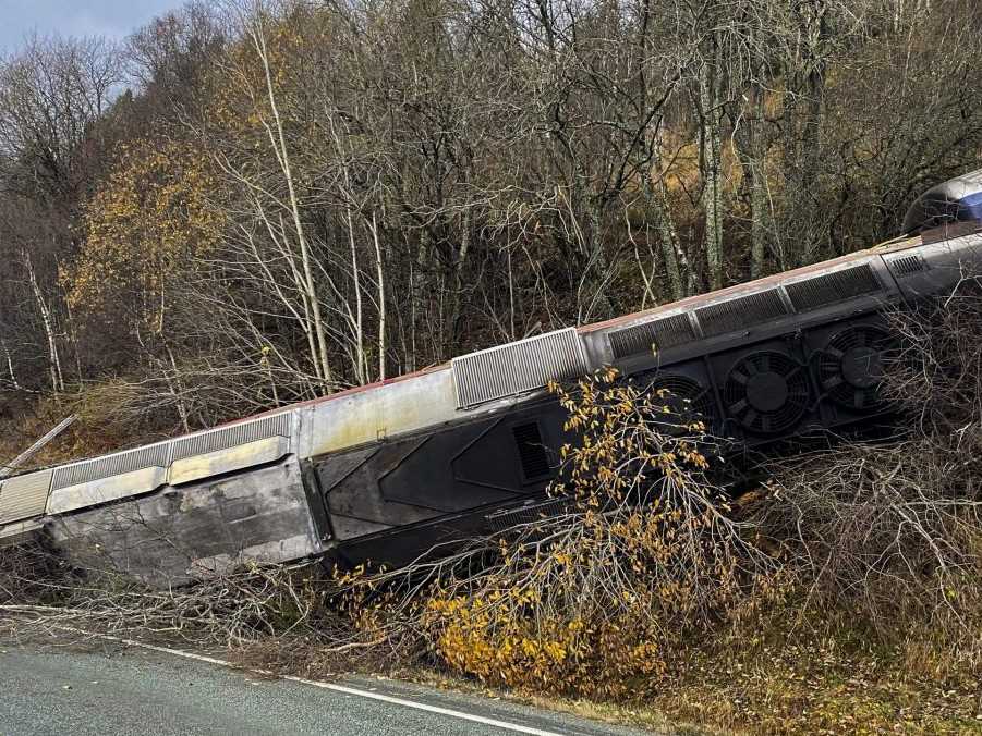 Vlakové nešťastie v Nórsku: Po vykoľajení súpravy hlásia obeť aj zranených