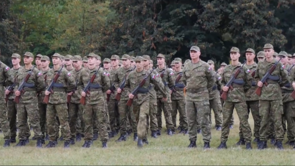 Vláda zvyšuje vojakom platy aj príplatky a pridáva dni voľna: Takto chcú prilákať ľudí do armády