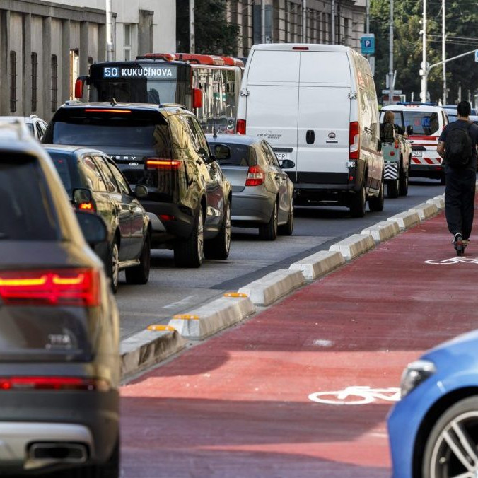 Sporné obrubníky na cyklotrase na Vajanského nábreží v Bratislave nateraz ostávajú: Mestu hrozí pokuta, hľadá alternatívy