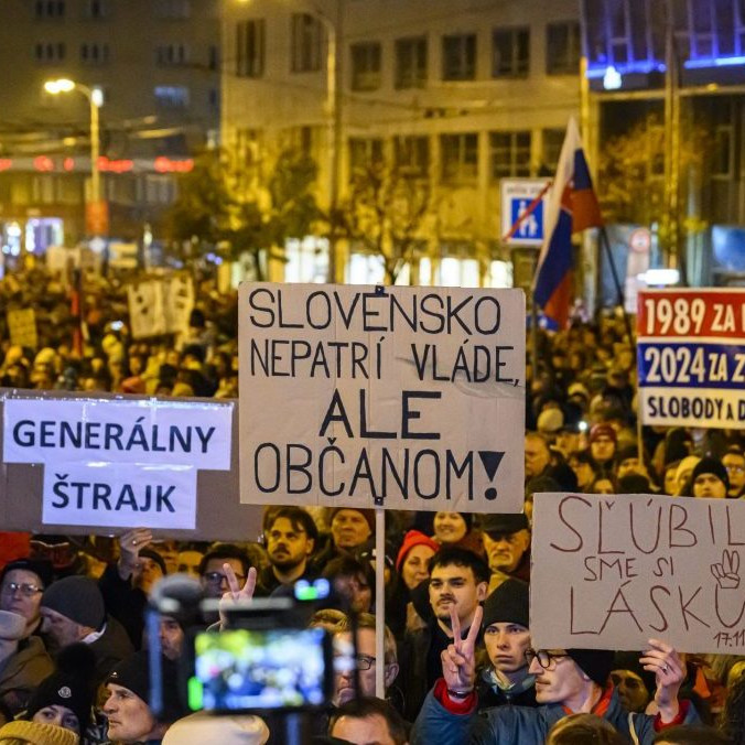 Tisíce Slovákov sa zhromaždili, aby dali najavo nesúhlas s politikou premiéra R. Fica