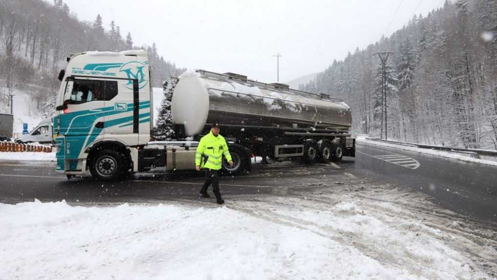 Sneženie od rána komplikuje dopravu po celom Slovensku. Na viacerých úsekoch sú skrížené kamióny