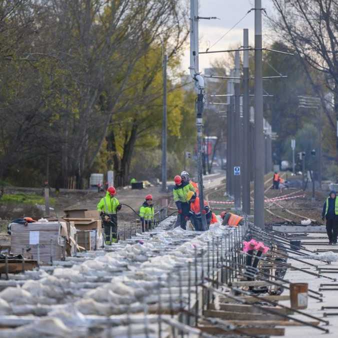 Do Vianoc by po rozšírenej trati v Petržalke mala prejsť prvá skúšobná električka