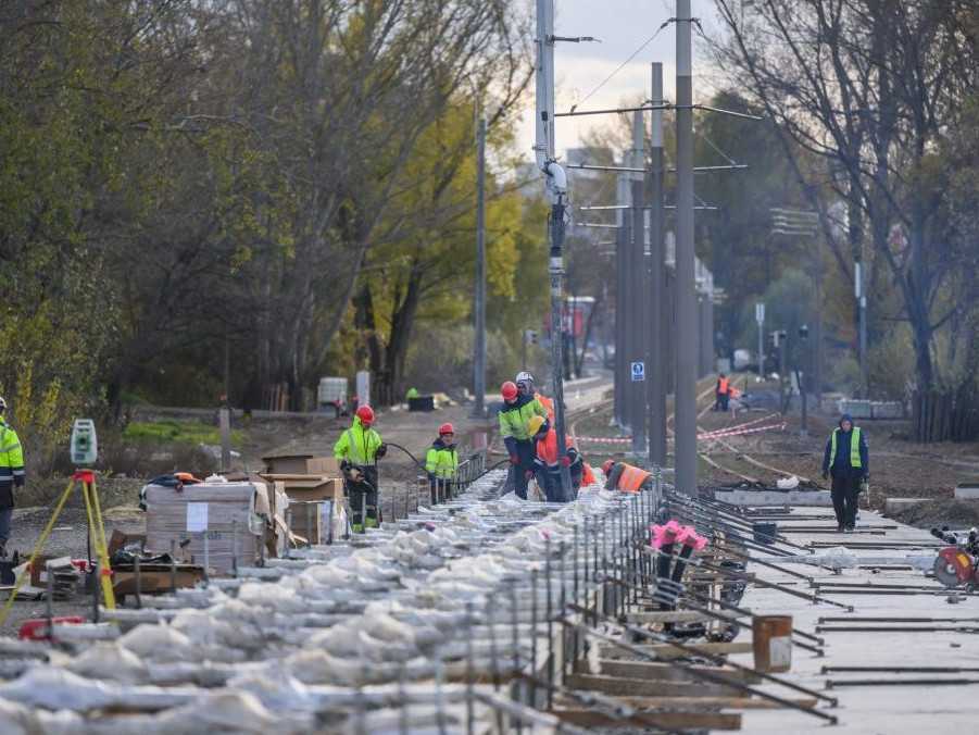 Do Vianoc by po rozšírenej trati v Petržalke mala prejsť prvá skúšobná električka