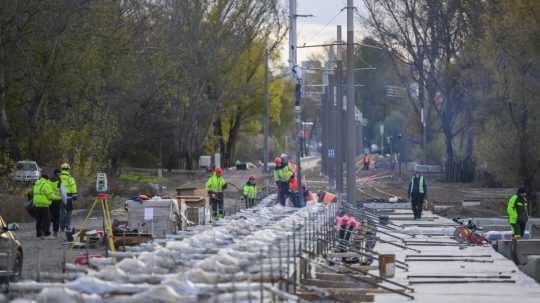 Stavebné práce počas výstavby električkovej trate v úseku Jungmannova - Janíkov dvor.