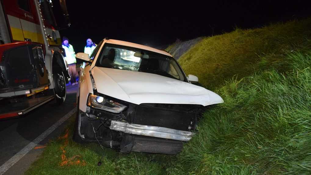 Opitý muž ukradol z autobazáru auto a havaroval. Zranil pritom spolujazdcov, nezastavil ho ani zákaz šoférovať