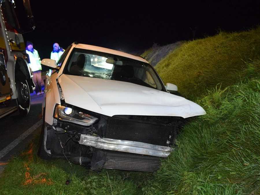 Opitý muž ukradol z autobazáru auto a havaroval. Zranil pritom spolujazdcov, nezastavil ho ani zákaz šoférovať