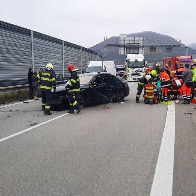 Pri nehode na diaľnici pri Žiline zasahoval vrtuľník: Jedného z vodičov transportovali do nemocnice