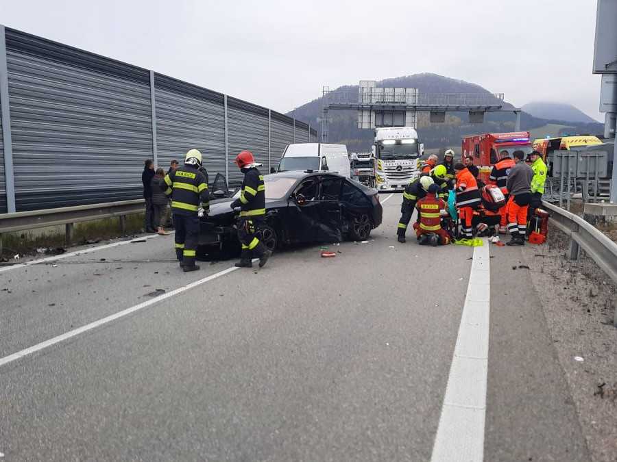 Pri nehode na diaľnici pri Žiline zasahoval vrtuľník: Jedného z vodičov transportovali do nemocnice