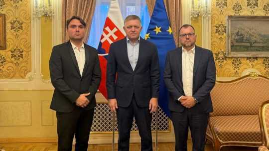 Na snímke premiér SR Robert Fico s predsedom a podpredsedom Maďarskej aliancie Lászlóm Gubíkom (vľavo) a Pétrom Őrym.