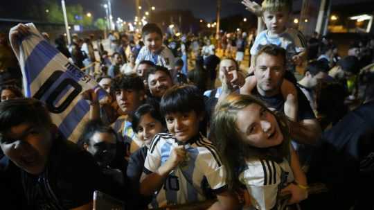 Argentínski fanúšikovia s dresmi Lionela Messiho.