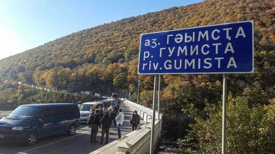 Protestujúci blokujú most v gruzínskom separatistickom regióne Abcházsko.