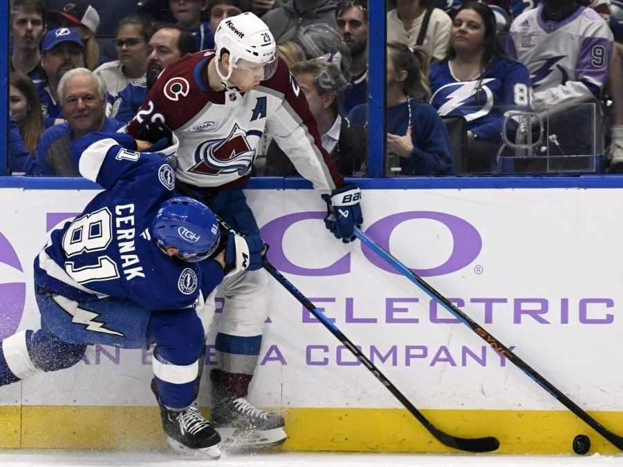 NHL: Erik Černák prispel asistenciou k vysokému triumfu Tampy nad Coloradom