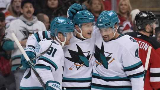 Hokejisti San Jose Sharks sa tešia z gólu.