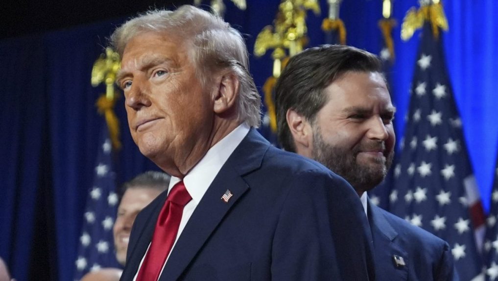 Donald Trump (vÃ„Â¾avo) a jeho kandidÃƒÂ¡t na viceprezidenta J. D. Vance.