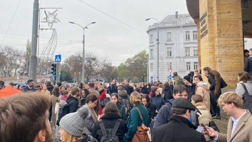 Po STU museli evakuovať aj budovy ďalších dvoch univerzít. Dôvodom bola hrozba terorizmu