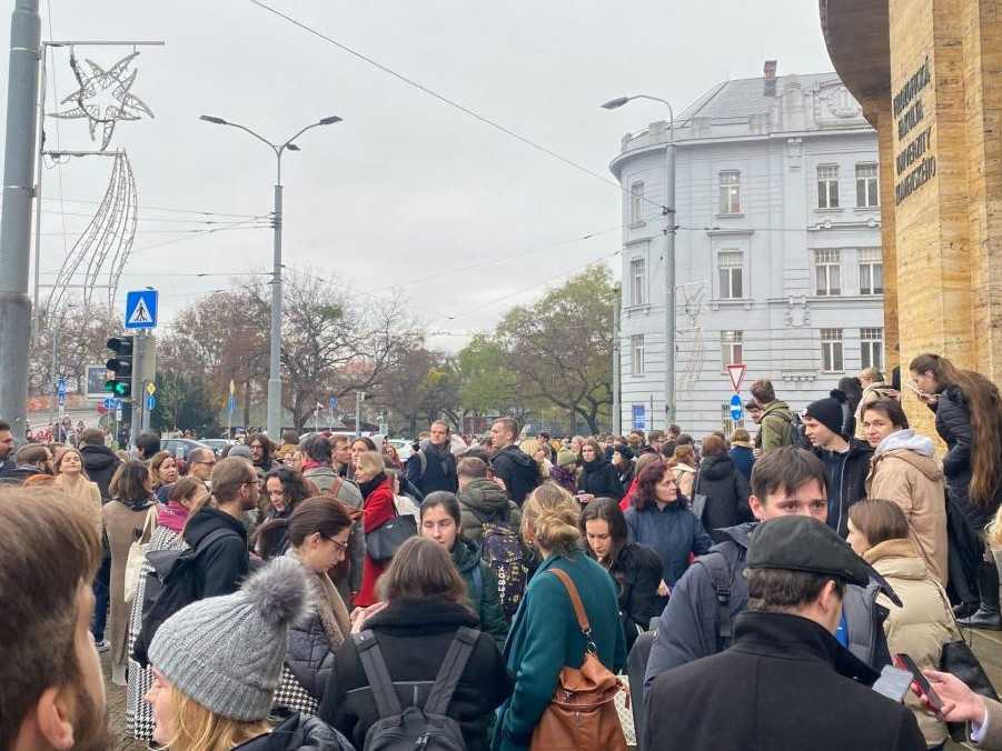 Po STU museli evakuovať aj budovy ďalších dvoch univerzít. Dôvodom bola hrozba terorizmu