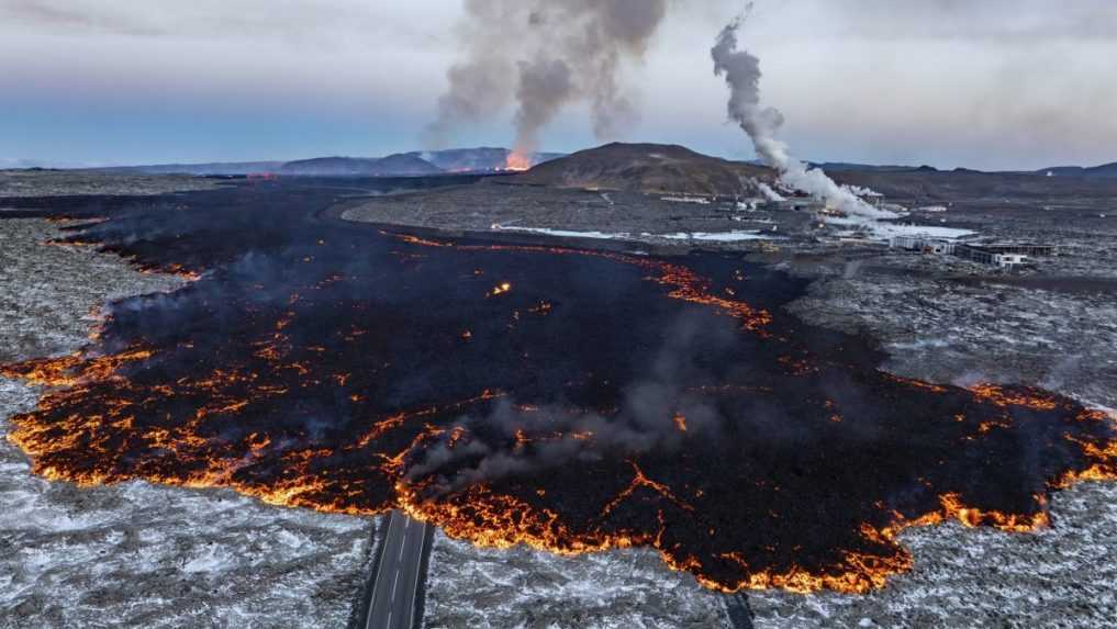 Parkovisko neďaleko najväčšej turistickej atrakcie Islandu zaplavila láva z neďalekej sopky