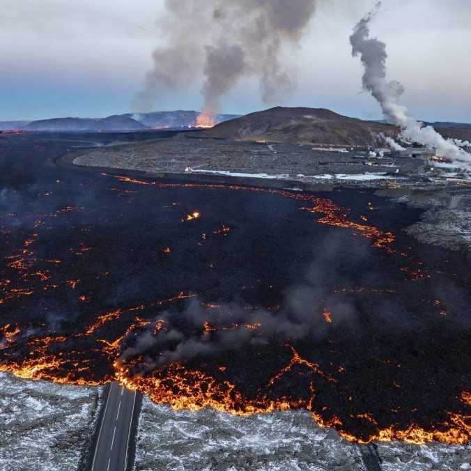 Parkovisko neďaleko najväčšej turistickej atrakcie Islandu zaplavila láva z neďalekej sopky