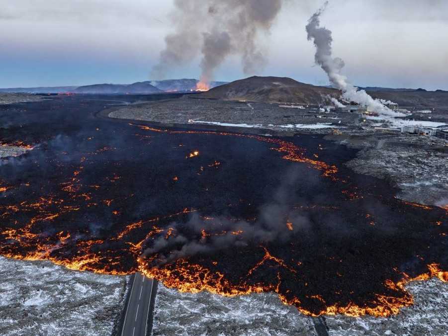 Parkovisko neďaleko najväčšej turistickej atrakcie Islandu zaplavila láva z neďalekej sopky