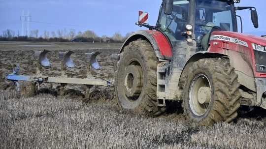 Na snímke traktor s pluhom.