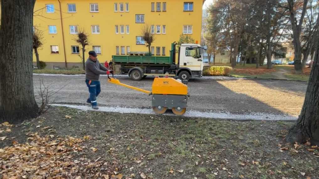 Obyvatelia bytoviek na Spiši čakajú na prístupovú cestu takmer 70 rokov. Dočkali sa aspoň provizórneho riešenia