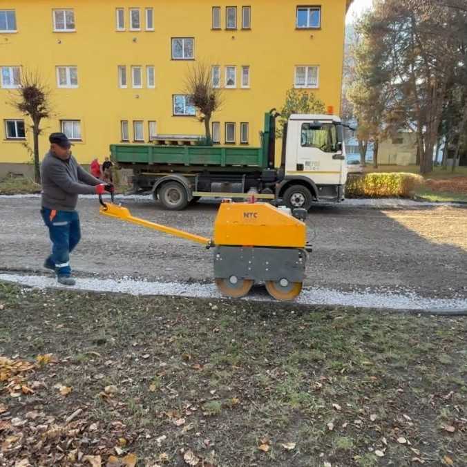 Obyvatelia bytoviek na Spiši čakajú na prístupovú cestu takmer 70 rokov. Dočkali sa aspoň provizórneho riešenia