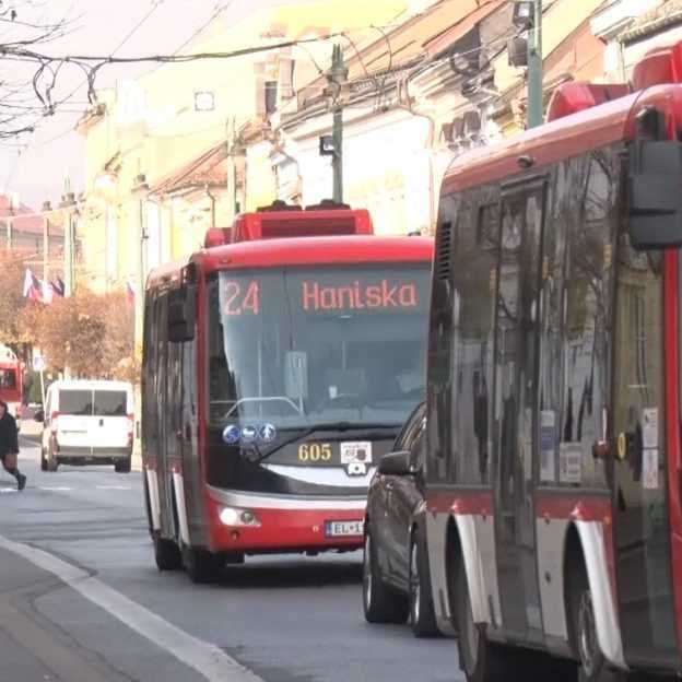 Prešovský dopravný podnik si prenajal autobusy za vyše 400-tisíc eur bez súťaže. Postup sa preveruje, chybu odmieta