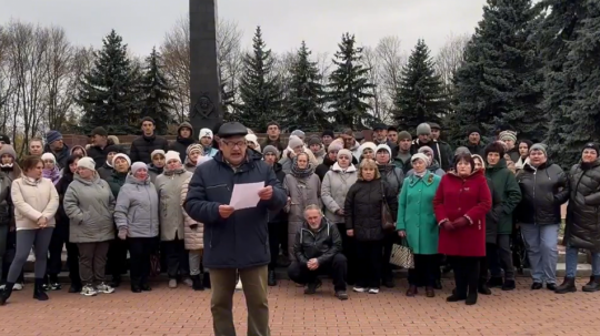 Miestni obyvatelia vyzývajú V. Putina na ukončenie vojny.