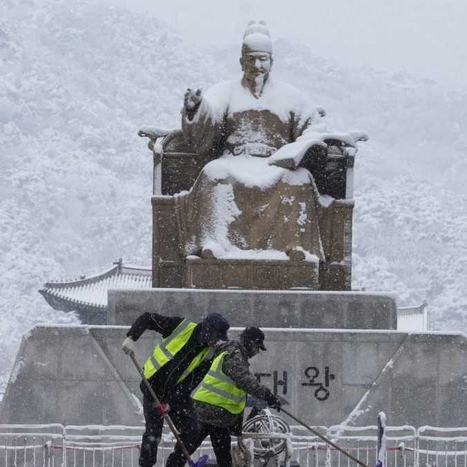 FOTO: Soul zasiahla najsilnejšia novembrová snehová búrka za polstoročie. Stovky letov museli odložiť