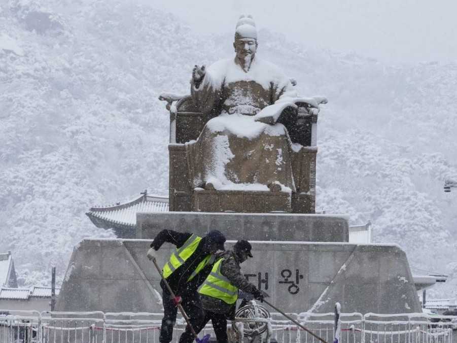 FOTO: Soul zasiahla najsilnejšia novembrová snehová búrka za polstoročie. Stovky letov museli odložiť