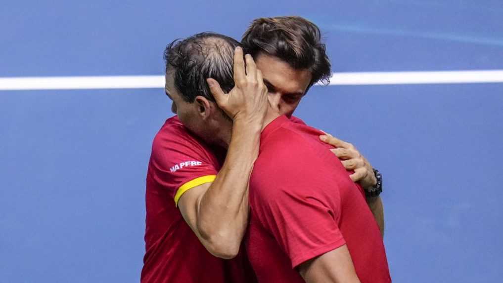 Rafael Nadal objíma kapitána španielskeho daviscupového tímu Davida Ferrera.