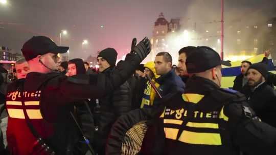 Na snímke polícia sprevádza priaznivcov Maccabi Tel Aviv na stanicu metra.