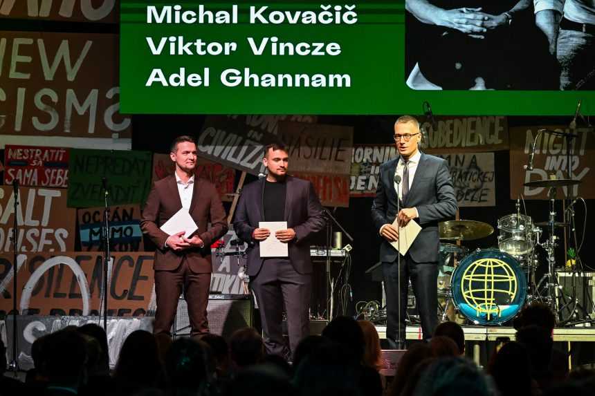 Zľava na snímke novinári Viktor Vincze, Adel Ghannam a Michal Kovačič.